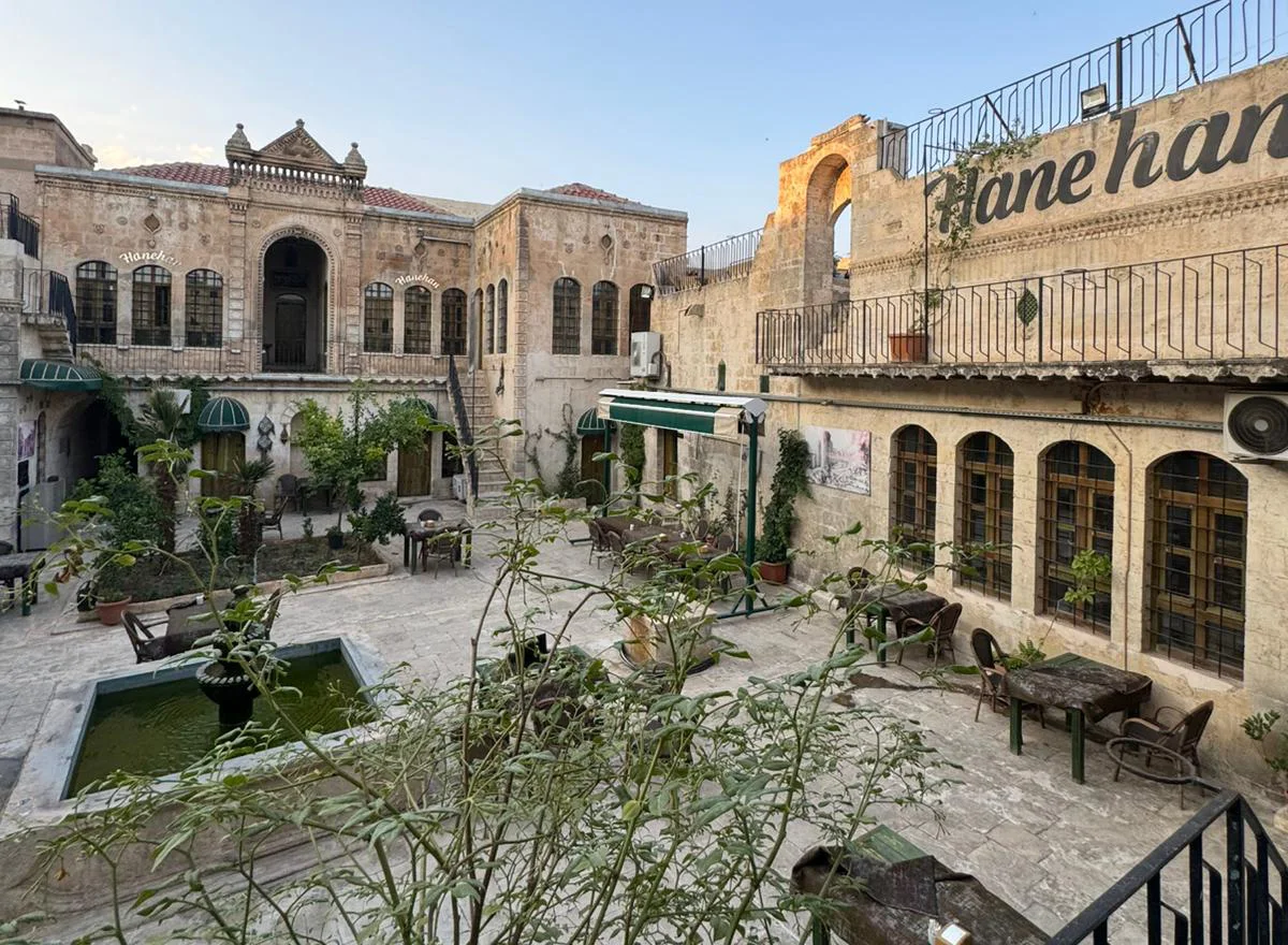 Hanehan Hotel tarihi taş avlusu
