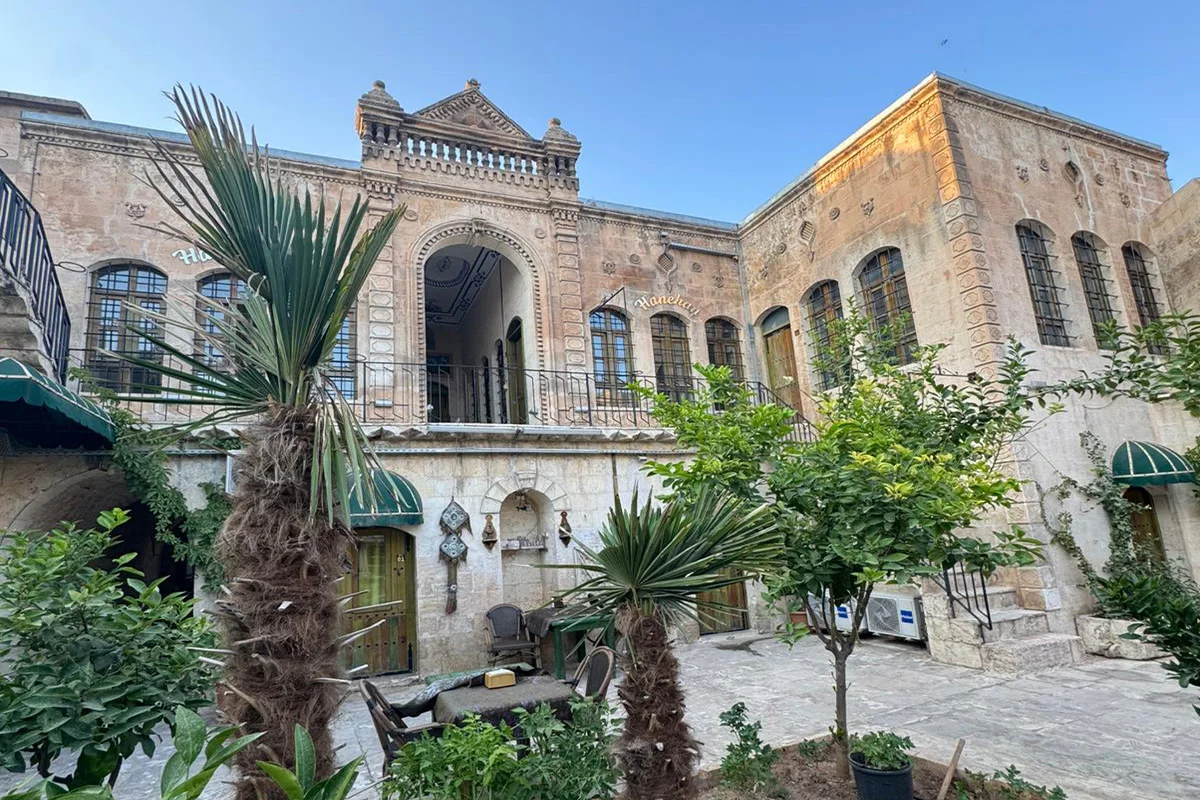 Tarihi Şanlıurfa konağında dinlenme alanı