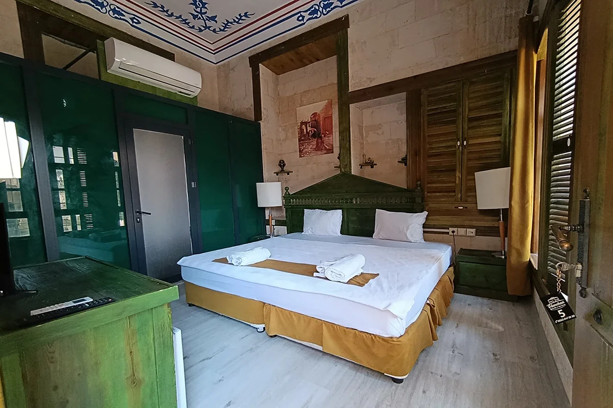 Hanehan Hotel avlu kapısı